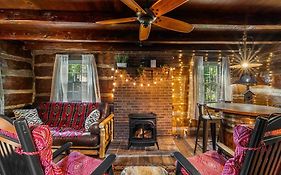 Boozy Bear Bungalow Romantic Cabin 5 Mins 2 Downtown With Hot Tub And Fire Pit