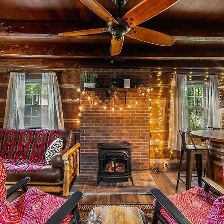Boozy Bear Bungalow Romantic Cabin 5 Mins 2 Downtown With Hot Tub And Fire Pit Gatlinburg Exterior photo