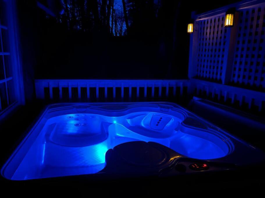 Boozy Bear Bungalow Romantic Cabin 5 Mins 2 Downtown With Hot Tub And Fire Pit Gatlinburg Exterior photo