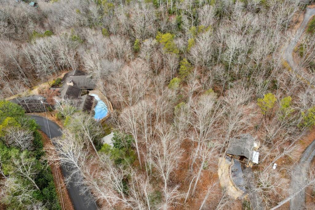 Boozy Bear Bungalow Romantic Cabin 5 Mins 2 Downtown With Hot Tub And Fire Pit Gatlinburg Exterior photo