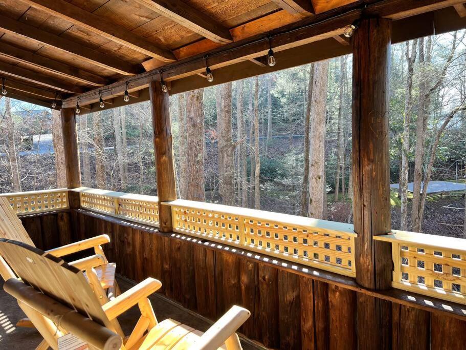 Boozy Bear Bungalow Romantic Cabin 5 Mins 2 Downtown With Hot Tub And Fire Pit Gatlinburg Exterior photo