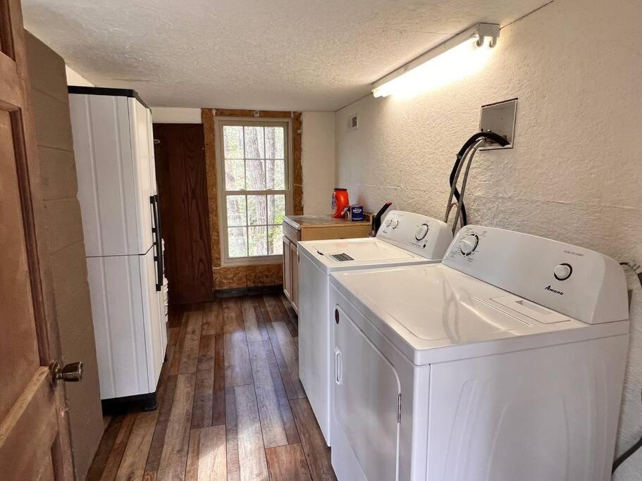 Boozy Bear Bungalow Romantic Cabin 5 Mins 2 Downtown With Hot Tub And Fire Pit Gatlinburg Exterior photo