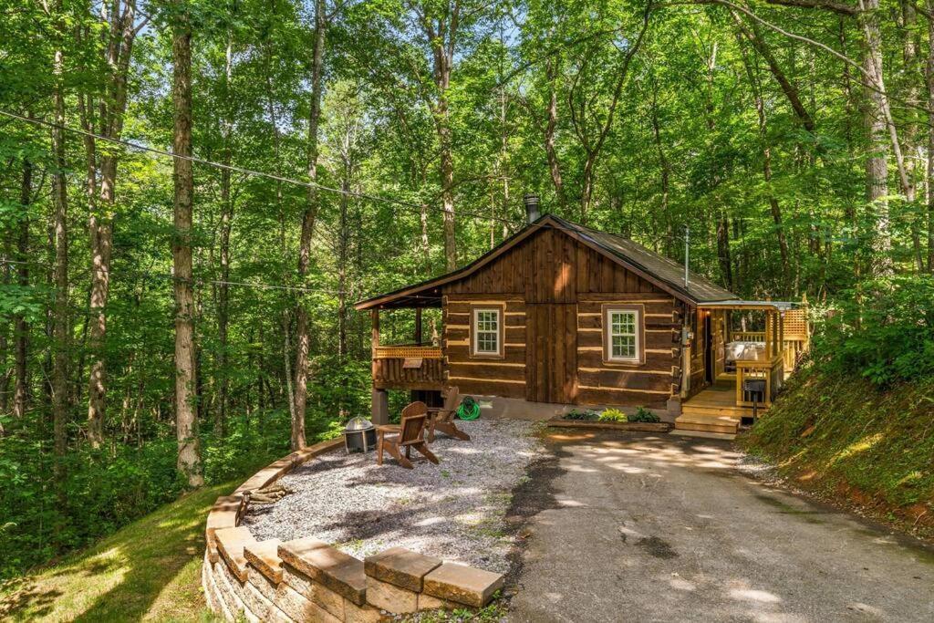 Boozy Bear Bungalow Romantic Cabin 5 Mins 2 Downtown With Hot Tub And Fire Pit Gatlinburg Exterior photo