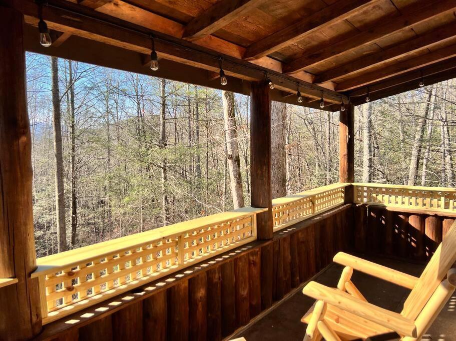 Boozy Bear Bungalow Romantic Cabin 5 Mins 2 Downtown With Hot Tub And Fire Pit Gatlinburg Exterior photo