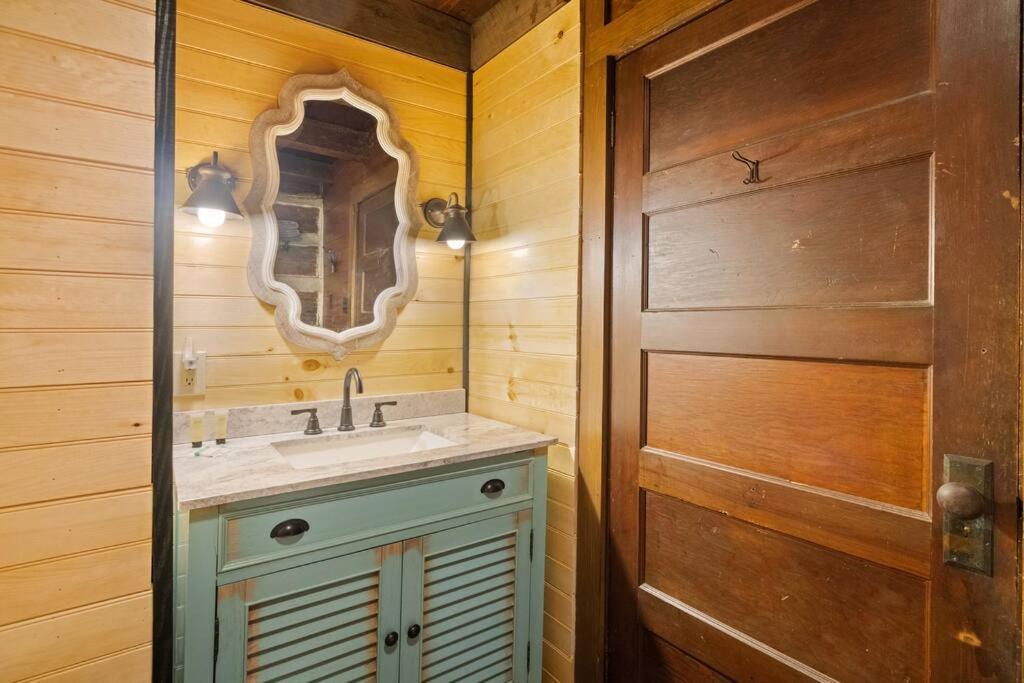 Boozy Bear Bungalow Romantic Cabin 5 Mins 2 Downtown With Hot Tub And Fire Pit Gatlinburg Exterior photo