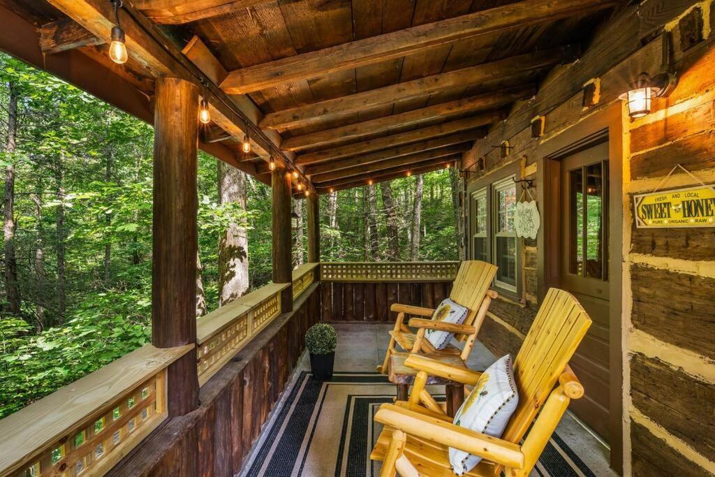Boozy Bear Bungalow Romantic Cabin 5 Mins 2 Downtown With Hot Tub And Fire Pit Gatlinburg Exterior photo