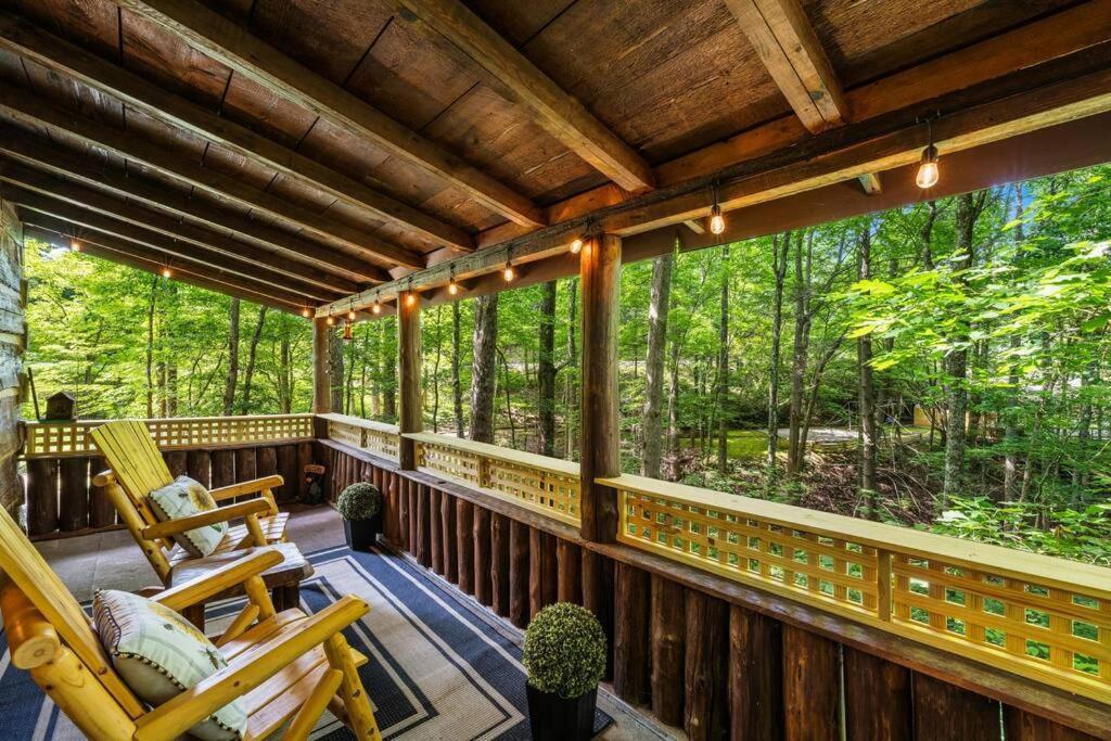 Boozy Bear Bungalow Romantic Cabin 5 Mins 2 Downtown With Hot Tub And Fire Pit Gatlinburg Exterior photo