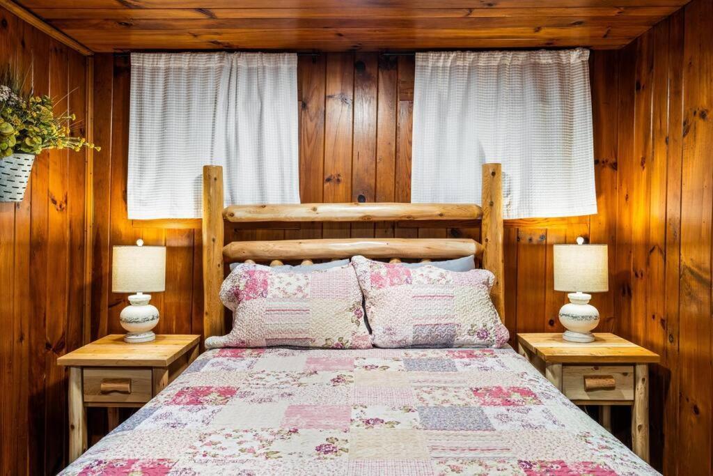 Boozy Bear Bungalow Romantic Cabin 5 Mins 2 Downtown With Hot Tub And Fire Pit Gatlinburg Exterior photo