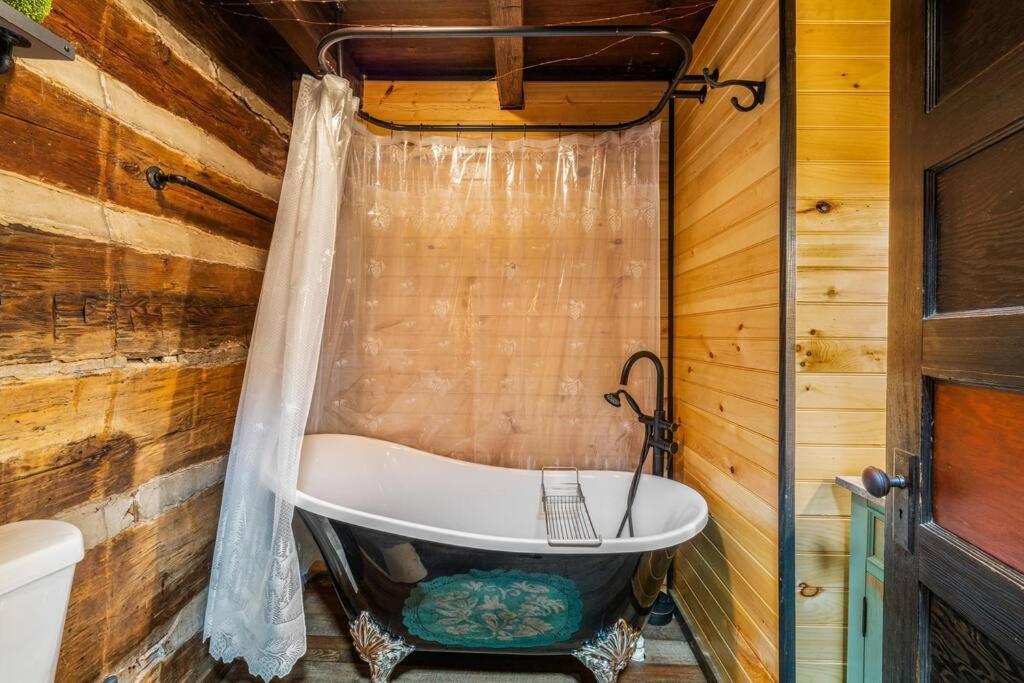 Boozy Bear Bungalow Romantic Cabin 5 Mins 2 Downtown With Hot Tub And Fire Pit Gatlinburg Exterior photo