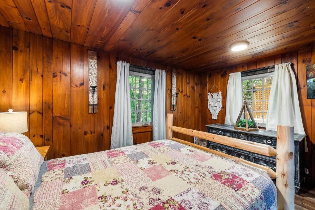 Boozy Bear Bungalow Romantic Cabin 5 Mins 2 Downtown With Hot Tub And Fire Pit Gatlinburg Exterior photo
