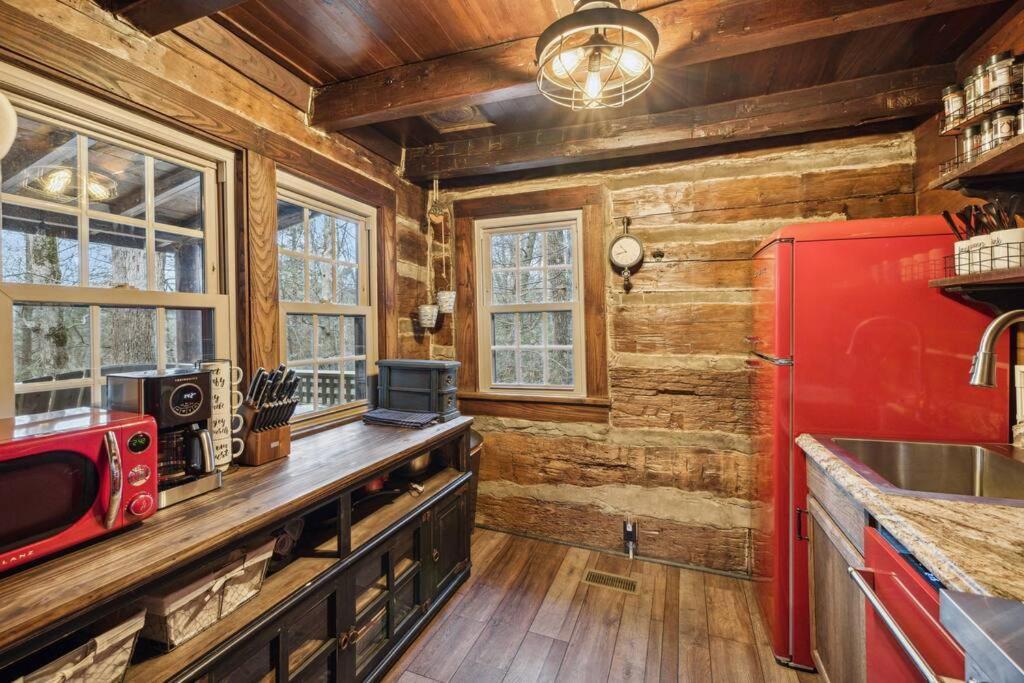 Boozy Bear Bungalow Romantic Cabin 5 Mins 2 Downtown With Hot Tub And Fire Pit Gatlinburg Exterior photo
