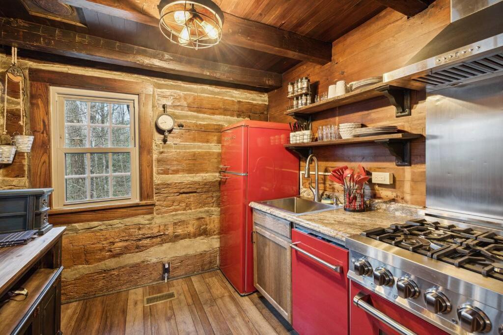 Boozy Bear Bungalow Romantic Cabin 5 Mins 2 Downtown With Hot Tub And Fire Pit Gatlinburg Exterior photo