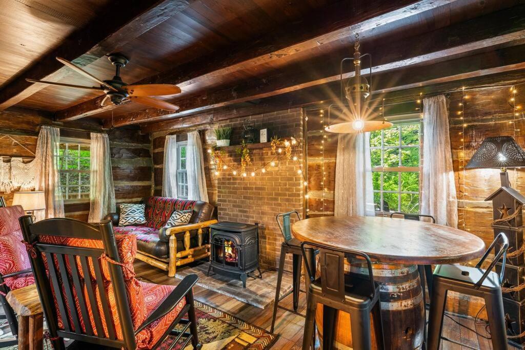 Boozy Bear Bungalow Romantic Cabin 5 Mins 2 Downtown With Hot Tub And Fire Pit Gatlinburg Exterior photo