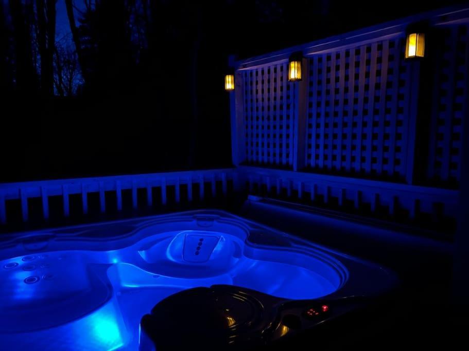 Boozy Bear Bungalow Romantic Cabin 5 Mins 2 Downtown With Hot Tub And Fire Pit Gatlinburg Exterior photo