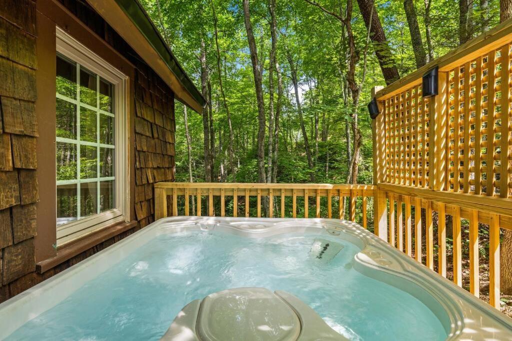 Boozy Bear Bungalow Romantic Cabin 5 Mins 2 Downtown With Hot Tub And Fire Pit Gatlinburg Exterior photo