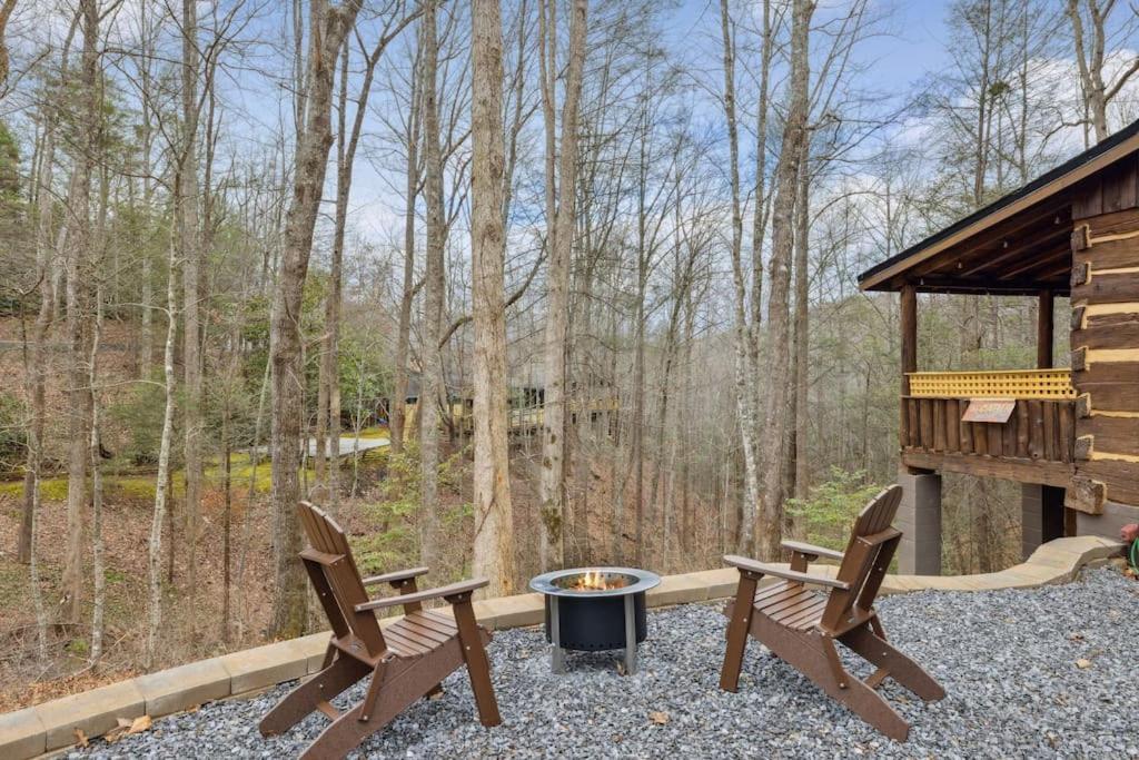 Boozy Bear Bungalow Romantic Cabin 5 Mins 2 Downtown With Hot Tub And Fire Pit Gatlinburg Exterior photo