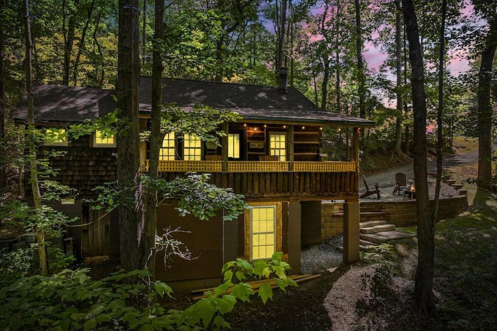 Boozy Bear Bungalow Romantic Cabin 5 Mins 2 Downtown With Hot Tub And Fire Pit Gatlinburg Exterior photo