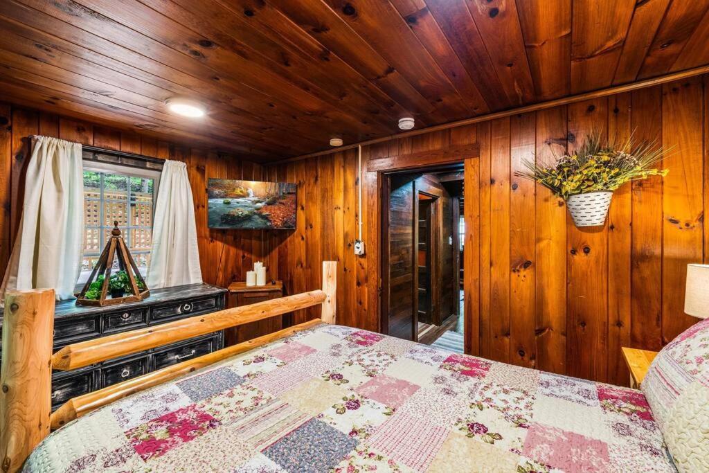 Boozy Bear Bungalow Romantic Cabin 5 Mins 2 Downtown With Hot Tub And Fire Pit Gatlinburg Exterior photo