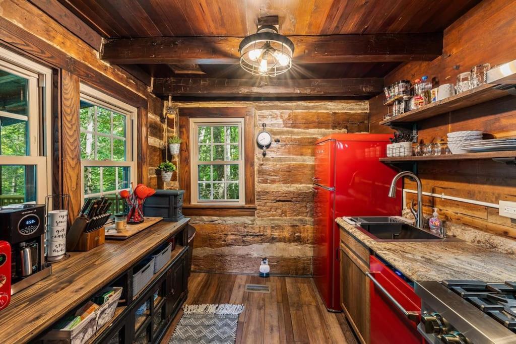 Boozy Bear Bungalow Romantic Cabin 5 Mins 2 Downtown With Hot Tub And Fire Pit Gatlinburg Exterior photo