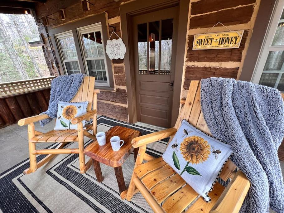 Boozy Bear Bungalow Romantic Cabin 5 Mins 2 Downtown With Hot Tub And Fire Pit Gatlinburg Exterior photo