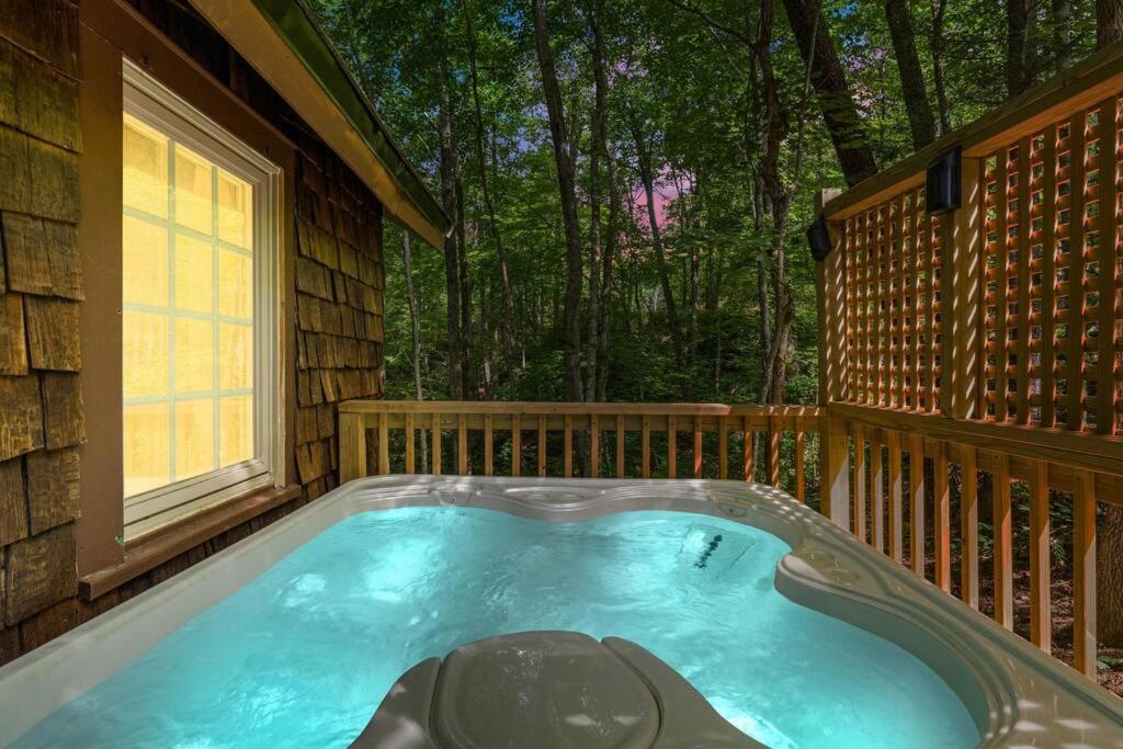 Boozy Bear Bungalow Romantic Cabin 5 Mins 2 Downtown With Hot Tub And Fire Pit Gatlinburg Exterior photo