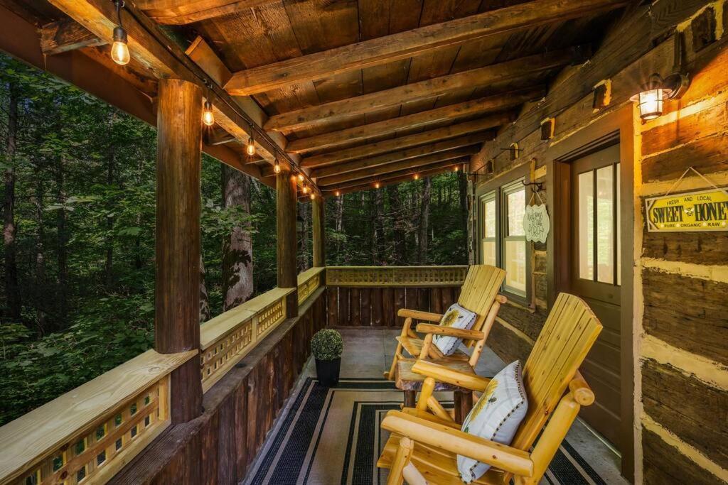 Boozy Bear Bungalow Romantic Cabin 5 Mins 2 Downtown With Hot Tub And Fire Pit Gatlinburg Exterior photo